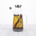750ml Borosilicate Glass Oil and Vinegar Cruet Jug with Integrated Handle, Measurement Markings, and Stainless Steel Lid - 1900-78 - Image 2